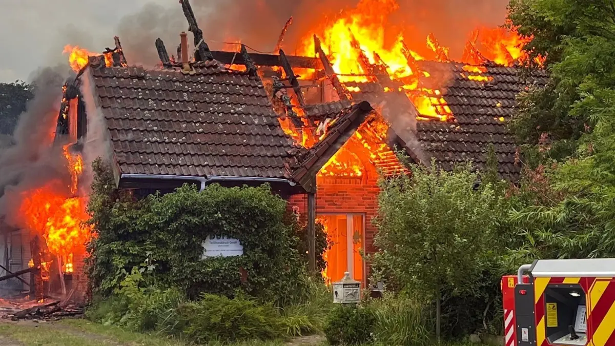 Brand in Oberkrämer, im Ortsteil Bärenklau am 21. Juli 2024, Wohnhaus brennt ab, Fotos: P. Neumann