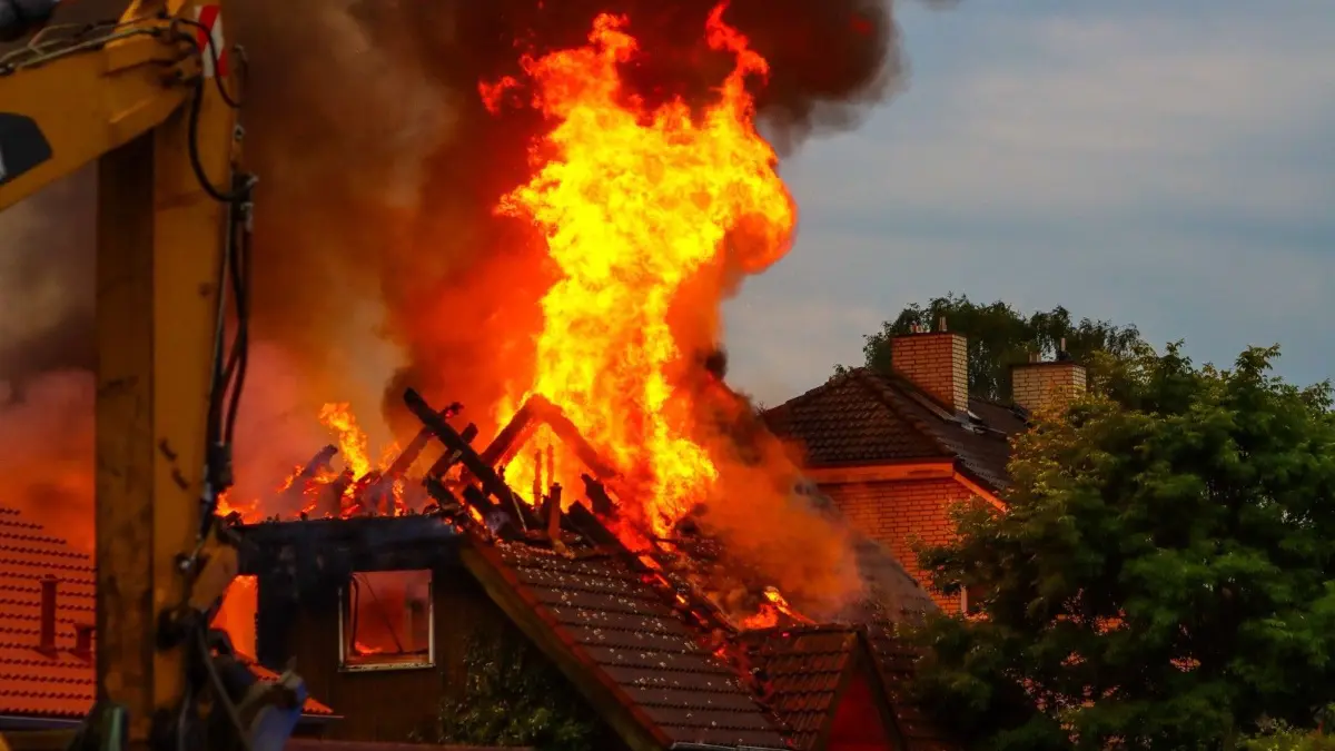 Brand in Oberkrämer, im Ortsteil Bärenklau am 21. Juli 2024, Wohnhaus brennt ab, Fotos: P. Neumann