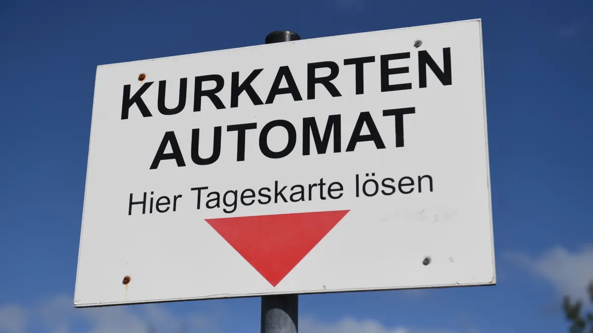 Kurkarten-Automat: ARCHIV - 13.04.2020, Mecklenburg-Vorpommern, Trassenheide: Blick auf ein Schild an einem Kurkarten-Automaten mit dem Schriftzug "Hier Tageskurkarte lösen" im Ostseebad auf der Insel Usedom. (zu dpa: «Kommunen wollen Gästebeitrag erheben - Vorbereitung läuft») Foto: Stefan Sauer/dpa-Zentralbild/dpa +++ dpa-Bildfunk +++