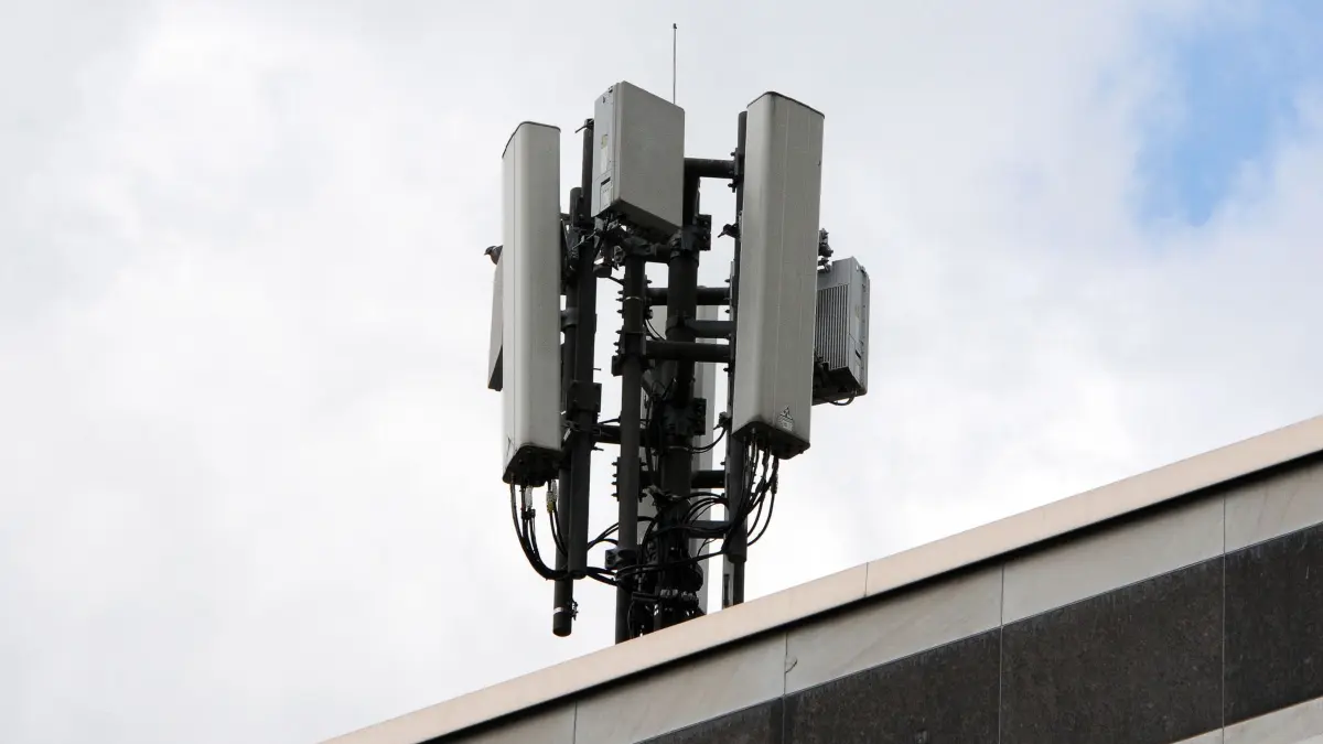 Mobilfunkantennen: ARCHIV - 12.06.2024, Nordrhein-Westfalen, Bonn: Mobilfunkantennen des Funkstandards 4G (länglich) und 5G (quadratisch) sind auf einem Dach an einem kleinen Mast montiert. (zu dpa: «5G-Netz: Telekom-Antennen erreichen 97 Prozent der Haushalte») Foto: Wolf von Dewitz/dpa-Zentralbild/dpa +++ dpa-Bildfunk +++