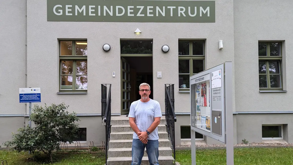 Der neugewählte Bürgermeister Mario Hirschbein vor dem Gemeindezentrum Neutrebbin.