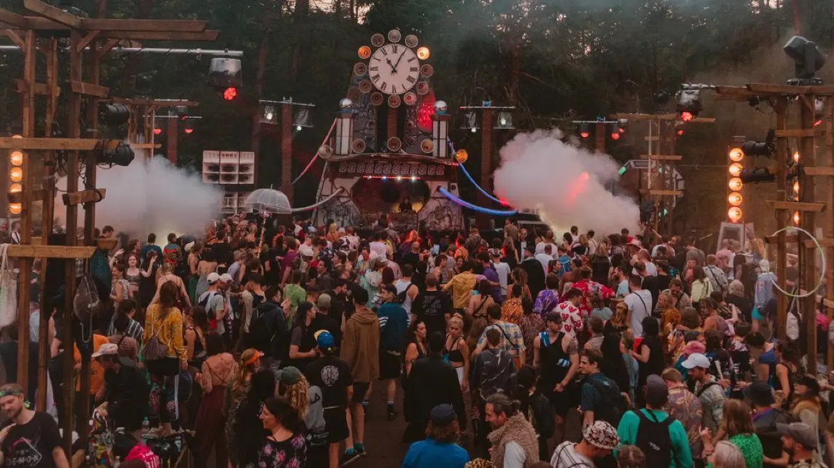 Mit Dir Festival: ponybarker
Chossewitz/Klingemühle
Das Mit Dir Festival wird im Sommer üblicherweise von rund 2500 jungen Erwachsenen besucht.
