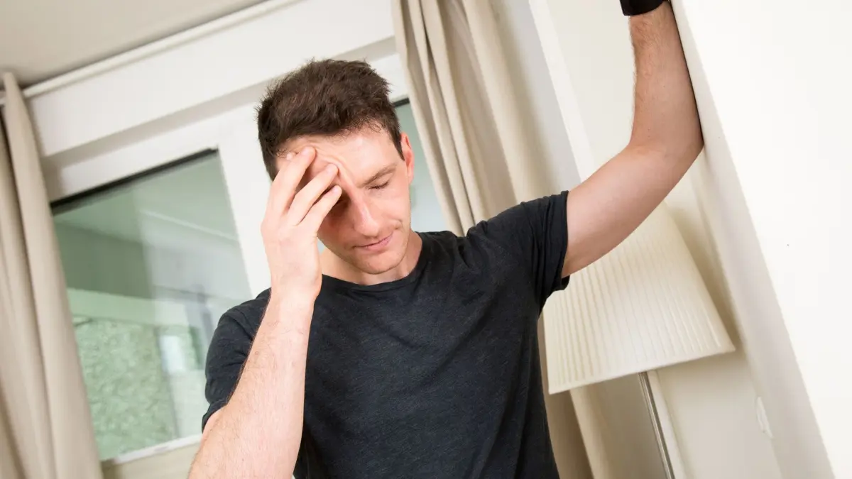Mann mit Kreislaufproblemen: ILLUSTRATION - Schwindel, Unwohlsein oder Migräneattacken: Ändern sich Luftdruck, Luftfeuchtigkeit und Temperatur, kann sich das negativ auf unseren Körper auswirken. (zu dpa: «Gestern heiß, heute kühl: Was bei Wetterfühligkeit hilft») Foto: Christin Klose/dpa-mag - Honorarfrei nur für Bezieher des Dienstes dpa-Magazin +++ dpa-Magazin +++