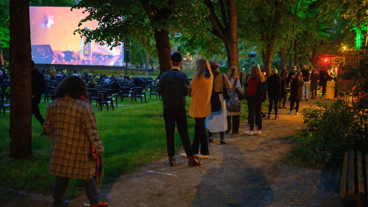 Kinobesucher kaufen sich vor der Vorführung des Films "Futur drei" im Freiluftkino Kreuzberg Getränke und Popcorn. Kinos in Berlin dürfen wieder Veranstaltungen unter freiem Himmel mit maximal 250 Personen anbieten. Das Freiluftkino Kreuzberg bietet als erstes Freiluftkino in Berlin nach einer coronabedingten Pause eine Filmvorführung an. +++ dpa-Bildfunk +++