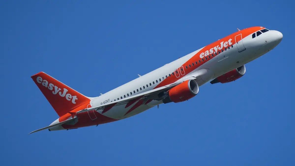 ARCHIV - 13.05.2024, Brandenburg, Schönefeld: Ein Airbus A320 (Registrierung G-EZUT) der Fluggesellschaft EasyJet fliegt vom Flughafen Berlin Brandenburg (BER) kommend nahe Waltersdorf nach dem Start die sogenannte Hoffmannkurve. (zu dpa: «Billigflieger Easyjet verdient deutlich mehr») Foto: Soeren Stache/dpa +++ dpa-Bildfunk +++
