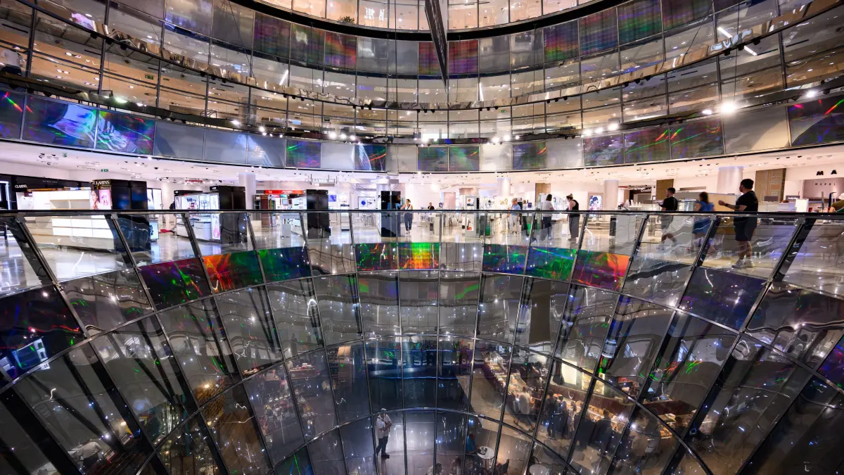 Die französische Kaufhauskette Galeries Lafayette schließt ihre Berliner Filiale im Quartier 207 Ende Juli 2024. Der Berliner Senat überlegt, die Berliner Zentral- und Landesbibliothek (ZLB) in dem Gebäudekomplex einziehen zu lassen.