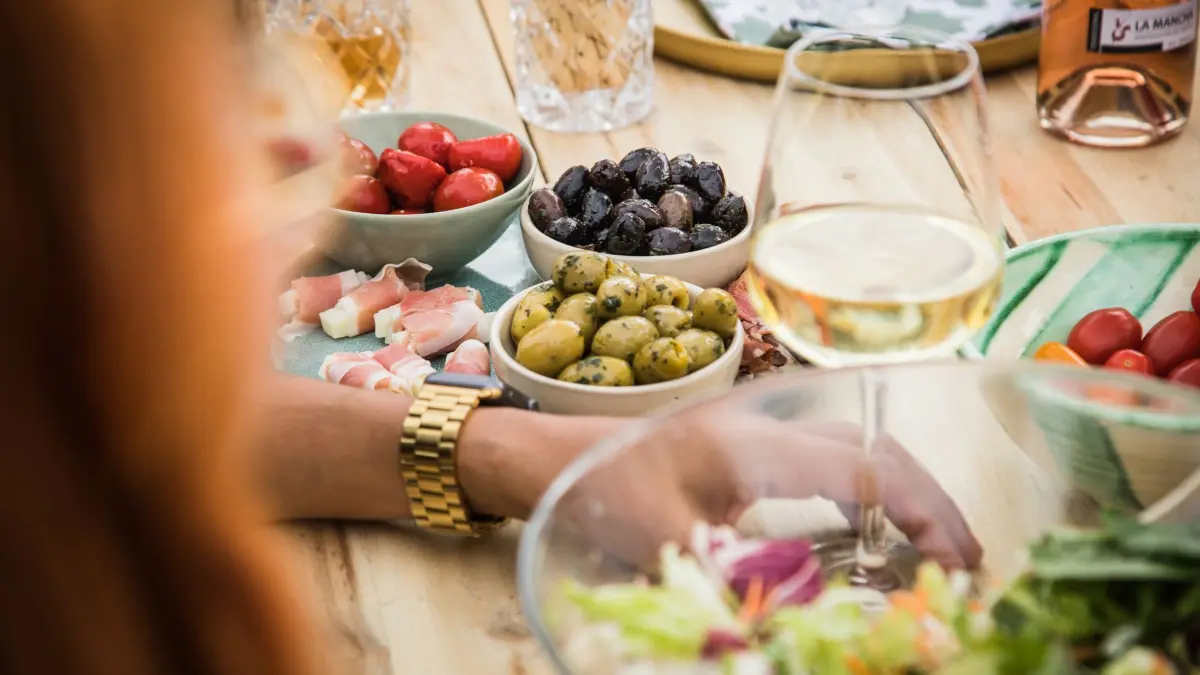 Sommerliches Essen und Wein: ILLUSTRATION - Zu Antipasti am Morgen darf es ruhig auch mal ein Riesling Kabinett sein. Seine schöne Fruchtsüße und geringer Alkohol passen perfekt dazu. (zu dpa: «Darf's denn ein «Frühstückswein» sein? Darauf einen Toast») Foto: Christin Klose/dpa-tmn - Honorarfrei nur für Bezieher des dpa-Themendienstes +++ dpa-Themendienst +++