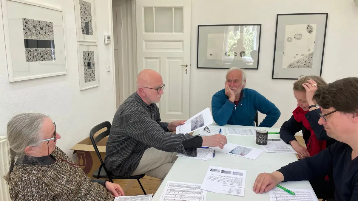 Im Dienst der Kunst: Jürgen Liebers (2. v. l.) bei der Jurysitzung des Losito Kunstpreises 2024. Ebenfalls zu sehen: die Jurymitglieder Karla Woisnitza, Eugen Blume, Nicola Kuhn und Carsten Probst (v.l.n.r.) Im Hintergrund: Werke der Künstlerin Songwen Sun-von Berg (Ausstellung in der Galerie Anke Zeisler)
