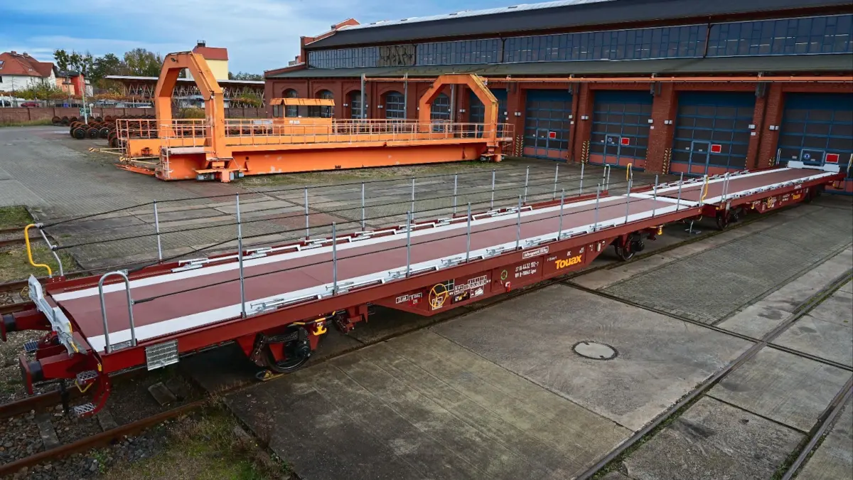 Umgebauter Transportwagen für dicke Autos: mit dem neuen Geschäftsfeld Design will das Schienenfahrzeugwerk mehr Aufträge erhalten.