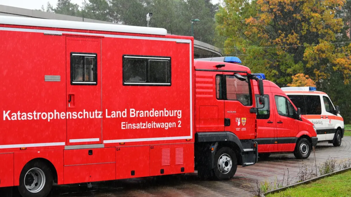 Katastrophenschutz: ARCHIV - 18.10.2022, Brandenburg, Eberswalde: Einsatzfahrzeuge stehen vor dem Zentrum für Brand- und Katastrophenschutz (ZfBK) des Landkreises Barnim. (zu dpa: «Hilfe bei Blackout - Erste Anlaufstelle eingeweiht») Foto: Soeren Stache/dpa +++ dpa-Bildfunk +++