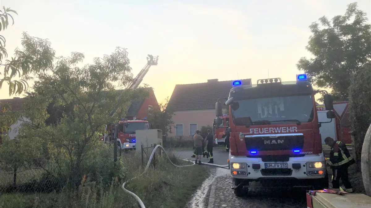 Einsatz in Lunow: An der Oderberger Straße brennt am Abend des 25. Juli ein Schuppen in voller Ausdehnung. Alles in allem 55 Einsatzkräfte aus mehreren Feuerwehren sind im Einsatz.