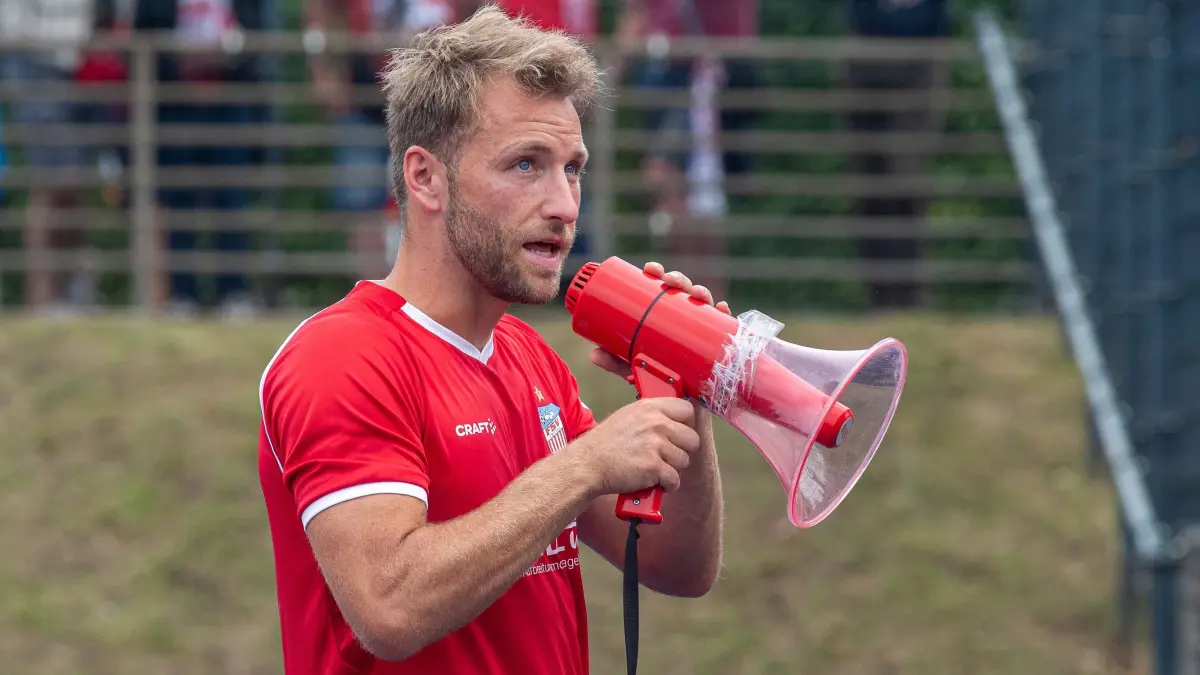 RLNO Hertha 03 - FSV Zwickau 2024/25: Fussball, Herren, Saison 2024/2025, Regionalliga Nordost (1. Spieltag), F.C. Hertha 03 Zehlendorf - FSV Zwickau, Mike Könnecke (Zwickau) entschuldigt sich nach Abpfiff über ein Megafon bei den Fans, 27.07. 2024, Foto: Sebastian Räppold / Matthias Koch