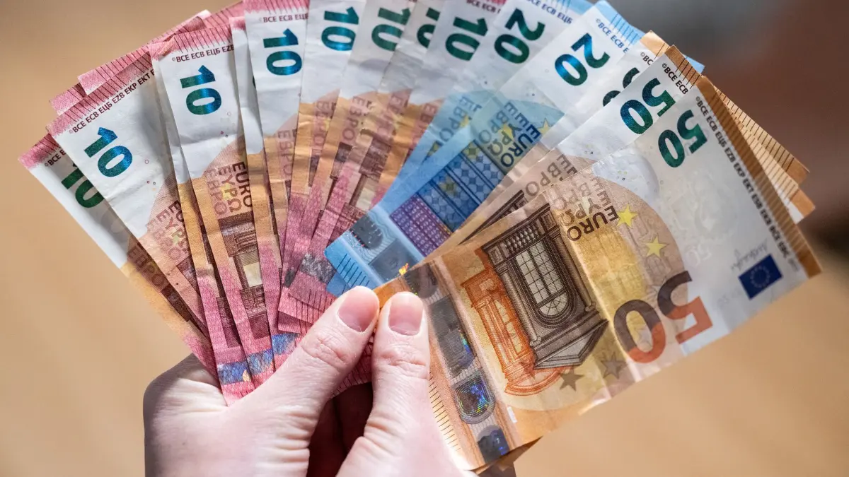 Bargeld: ILLUSTRATION - 24.11.2023, Berlin: Eine Person hält zahlreiche Euro-Banknoten in der Hand. (zu dpa: «Regierung rechnet mit Nullrunde beim Bürgergeld 2025») Foto: Hannes P Albert/dpa +++ dpa-Bildfunk +++