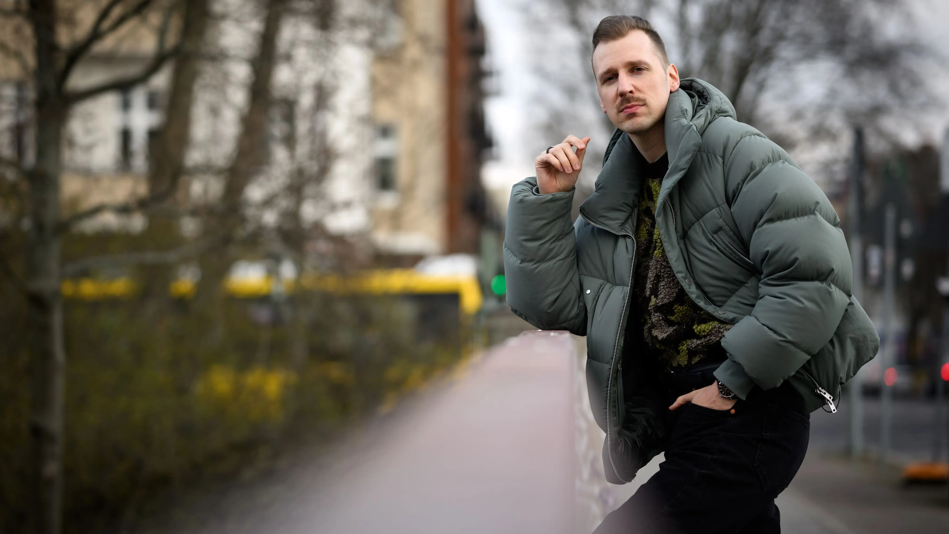 Tolen Rapper Alligatoah in Berlin 2024: Was der Rapper mit Kultregisseur Stanley ...