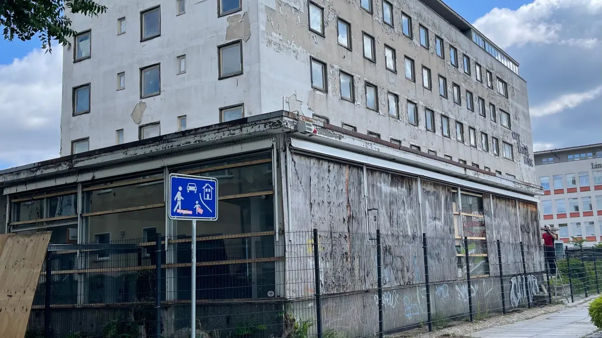 Die Holzbretter, die die Fensterscheiben unter anderem des ehemaligen Cafés im Hotel Lunik schützen, werden teilweise entfernt. Was ist der Hintergrund?