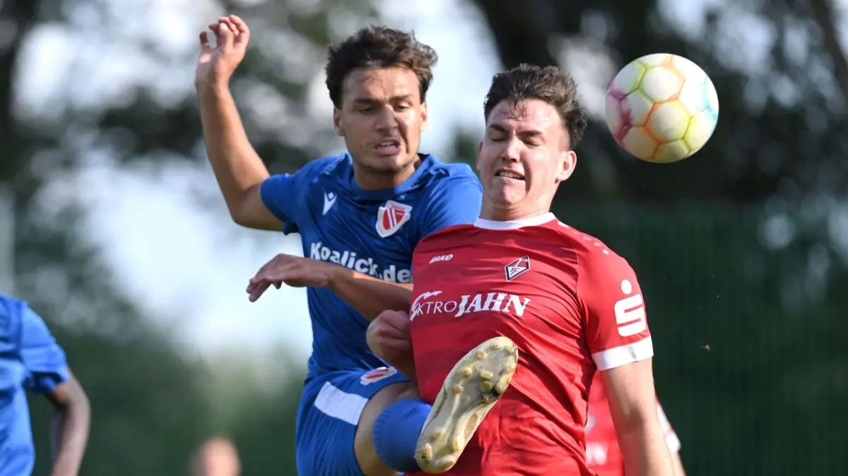 Frankfurt an der Oder, Stadion, Fussball Freundschaftsspiel / Testspiel, Saisonvorbereitung kommende Saison 24/25. 1. FC Frankfurt - Energie Cottbus U19. Kubilay Gülman hinter Niclas Weddemar