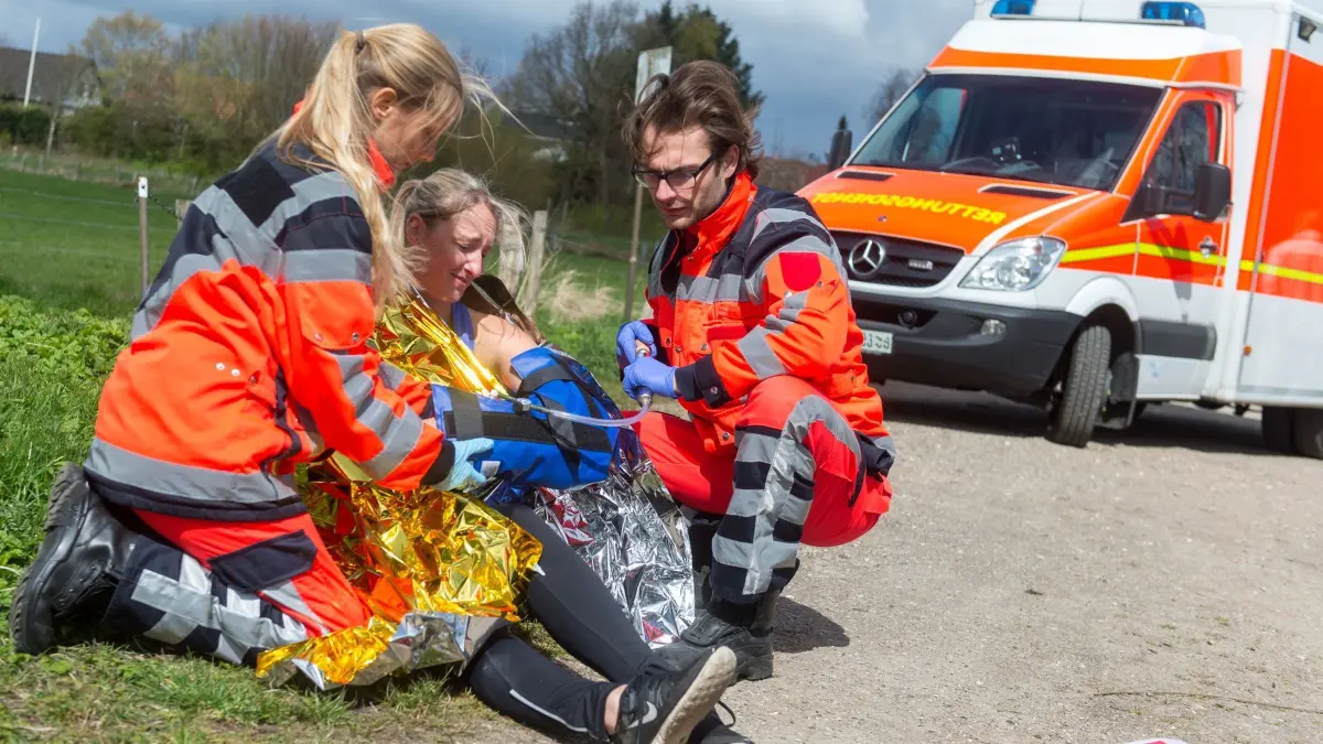 Rettungsdienst im Einsatz: ILLUSTRATION - Dreht man die goldene Seite der Rettungsdecke nach oben schützt die innenliegende silberne Seite die unter ihr liegende Person vor Auskühlung. (zu dpa: «Silber oder Gold? So nutzt man Rettungsdecken richtig») Foto: Benjamin Nolte/dpa-mag - Honorarfrei nur für Bezieher des Dienstes dpa-Magazin +++ dpa-Magazin +++
