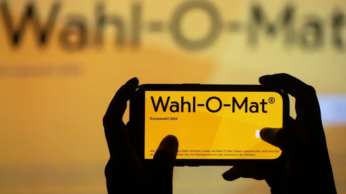 Wahlen - Illustration: ARCHIV - 14.05.2024, Sachsen, Dresden: Die Startseite des Wahl-O-Mat ist auf dem Display eines Smartphones zu sehen. (zu dpa: «Wahl-O-Mat startet») Foto: Sebastian Kahnert/dpa +++ dpa-Bildfunk +++
