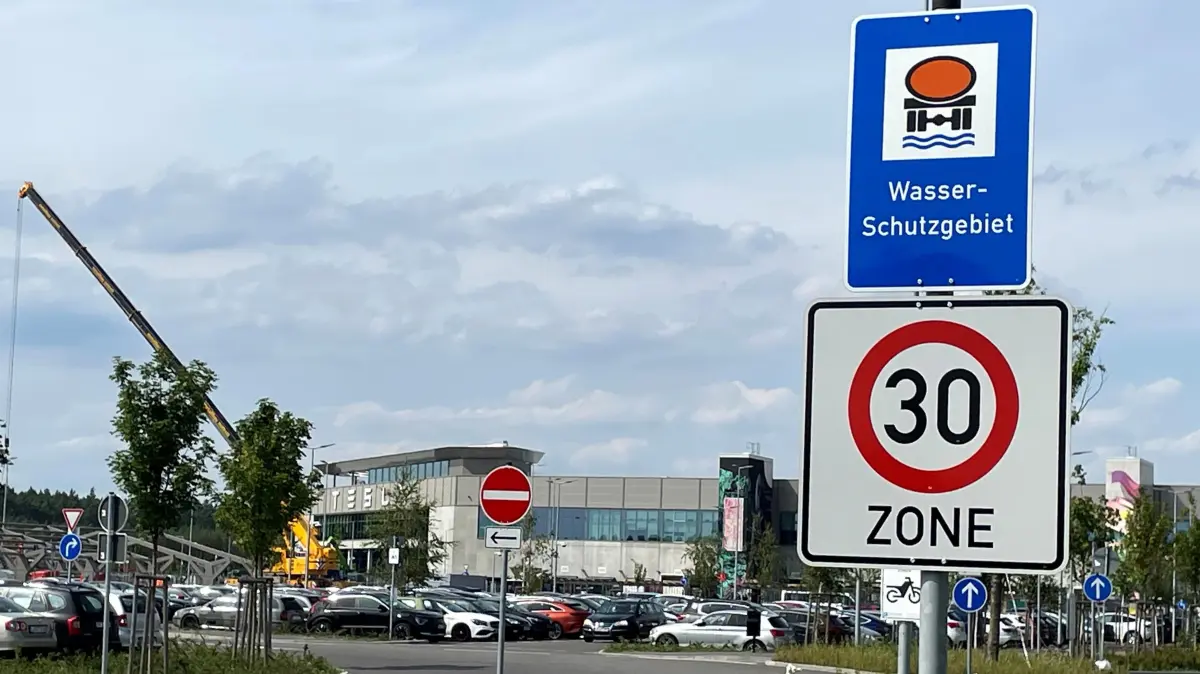 Die sogenannte Gigafactory von US-Autobauer Tesla wurde in einem Trinkwasserschutzgebiet des Wasserverbandes Strausberg-Erkner (WSE) gebaut. Nun liegt der Grundwassermonitorig-Bericht aus dem Jahr 2023 vor. Er zeigt Auffälligkeiten.