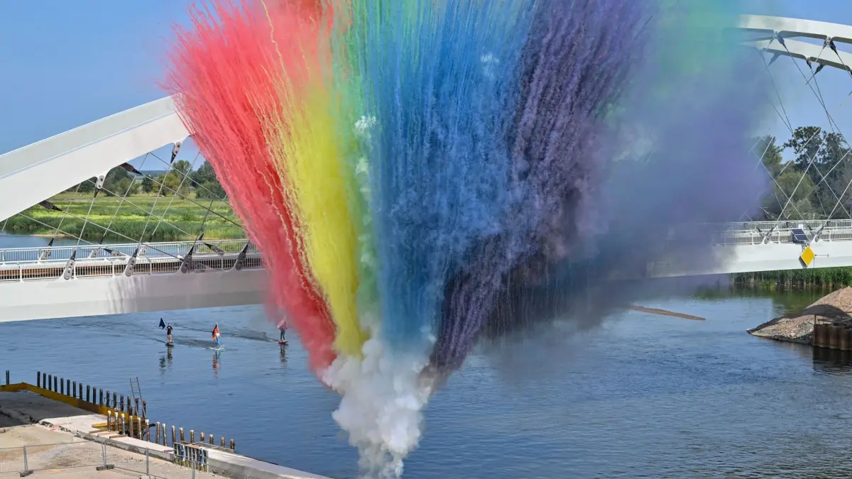 Eröffnung Zugbrücke zwischen Deutschland und Polen: 31.07.2024, Brandenburg, Küstrin-Kietz: Feierliche Einweihung der neuen Bahnbrücke über den Grenzfluss Oder zwischen dem polnischen Kostrzyn und auf deutscher Seite Küstrin-Kietz. Die Niederbarnimer Eisenbahn betreibt die Verbindung mit dem RB26 im Auftrag der Länder Brandenburg und Berlin als Teil des Netzes Ostbrandenburg. Das neue 260 Meter lange Brückenbauwerk über die Oder - die weltweit erste Netzwerkbogenbrücke mit Carbonhängern - ist mit Geschwindigkeiten bis 120 Kilometer je Stunde zweigleisig befahrbar. Foto: Patrick Pleul/dpa +++ dpa-Bildfunk +++