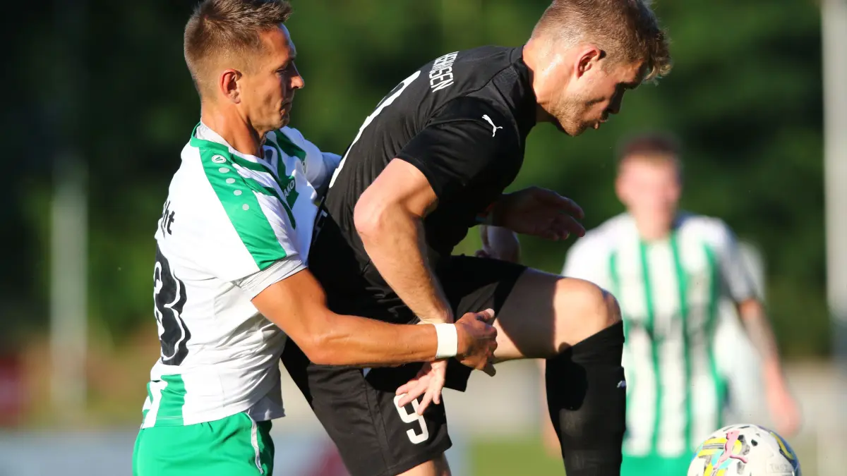 Geballte Erfahrung im Zweikampf: Vincent Lipp (Eintracht Alt Ruppin) und Andor Müller (TuS Sachsenhausen/in Schwarz)