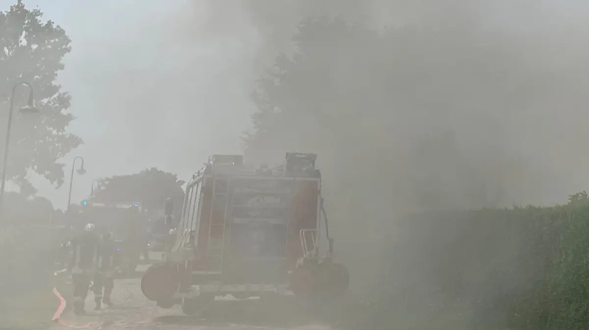 Starke Rauchentwicklung: Die Einsatzkräfte von fünf Feuerwehren waren in Lietzen-Vorwerk bei Seelow im Einsatz