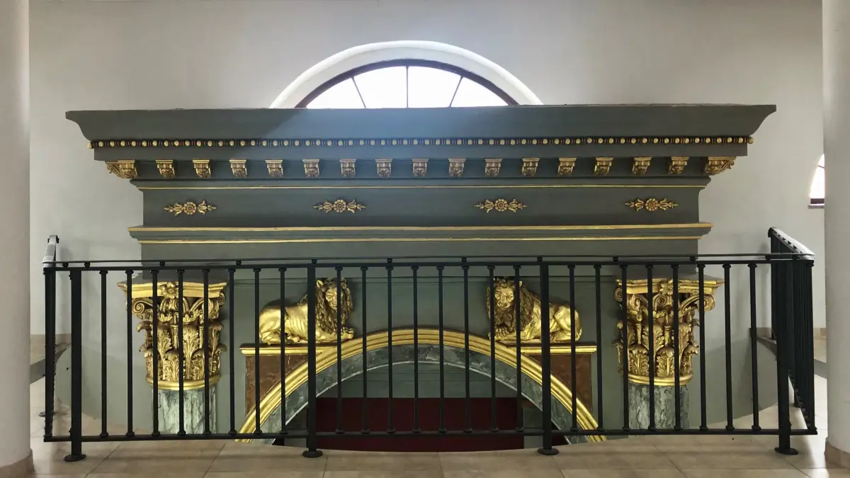 Reste des einstigen Tora-Schreins im Gebäude der Synagoge in Meseritz/Międzyryecz