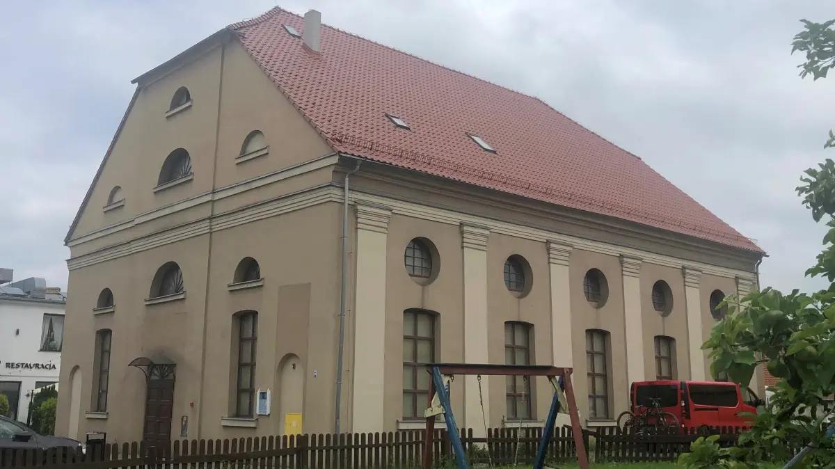 Alte deutsche Synagoge in Międzyrzecz, früher Meseritz, steht unweit der Durchgangsstraße.