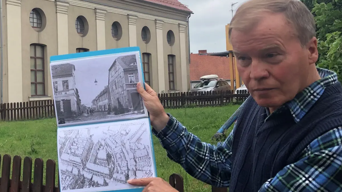 Andrzej Kirmiel leitet das Regionalmuseum in Miedzyrzecz / Meseritz in der Wojewodschaft Lubuskie in Polen. Jetzt gehört auch die alte Synagoge dazu. Einst lag sie im eng bebauten jüdischen Viertel.