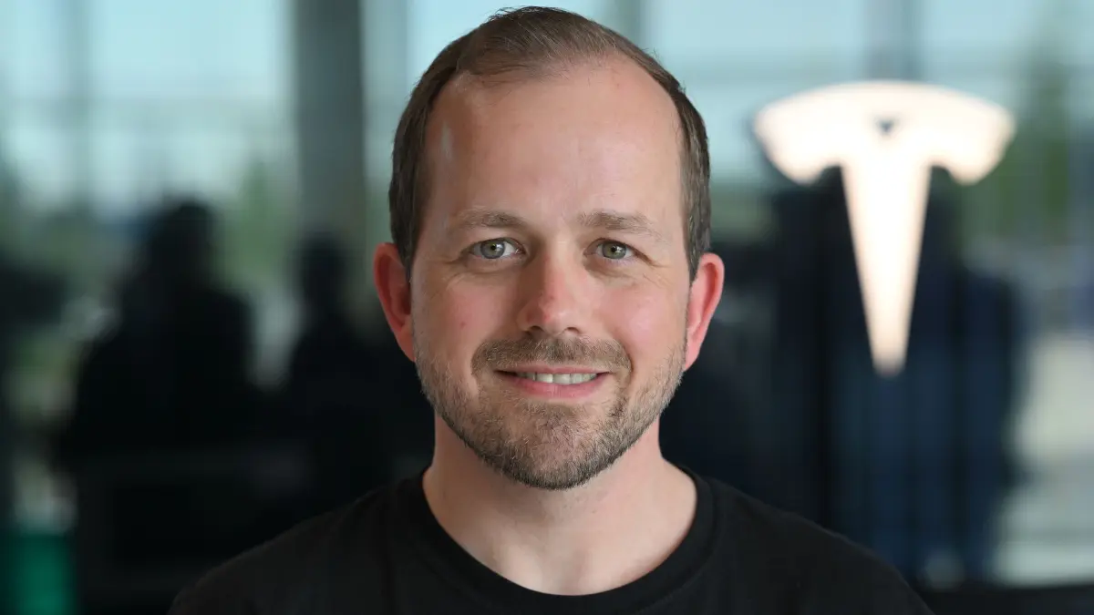 Tesla-Werksleiter André Thierig: ARCHIV - 29.04.2024, Brandenburg, Grünheide (Mark): Werksleiter André Thierig, aufgenommen während eines Pressestatements in der Besucher-Lobby der Tesla-Gigafactory. Anlässlich des Welttages für Arbeitsplatzgesundheit hatte sich die Brandenburger Ministerin Nonnemacher mit der Werksleitung, den Arbeitsschutzverantwortlichen sowie Mitgliedern des Betriebsrates ausgetauscht. (zu dpa: «Tesla lässt Zeitplan für Ausbau in Grünheide offen») Foto: Soeren Stache/dpa +++ dpa-Bildfunk +++