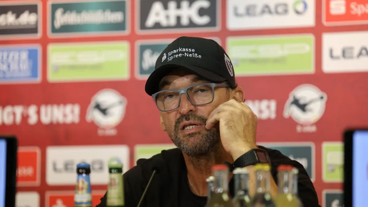 Fussball 3. Liga 2024/2025 FC Energie Cottbus - DSC Arminia Bielefeld: Trainer Claus-Dieter Wollitz (Energie Cottbus)