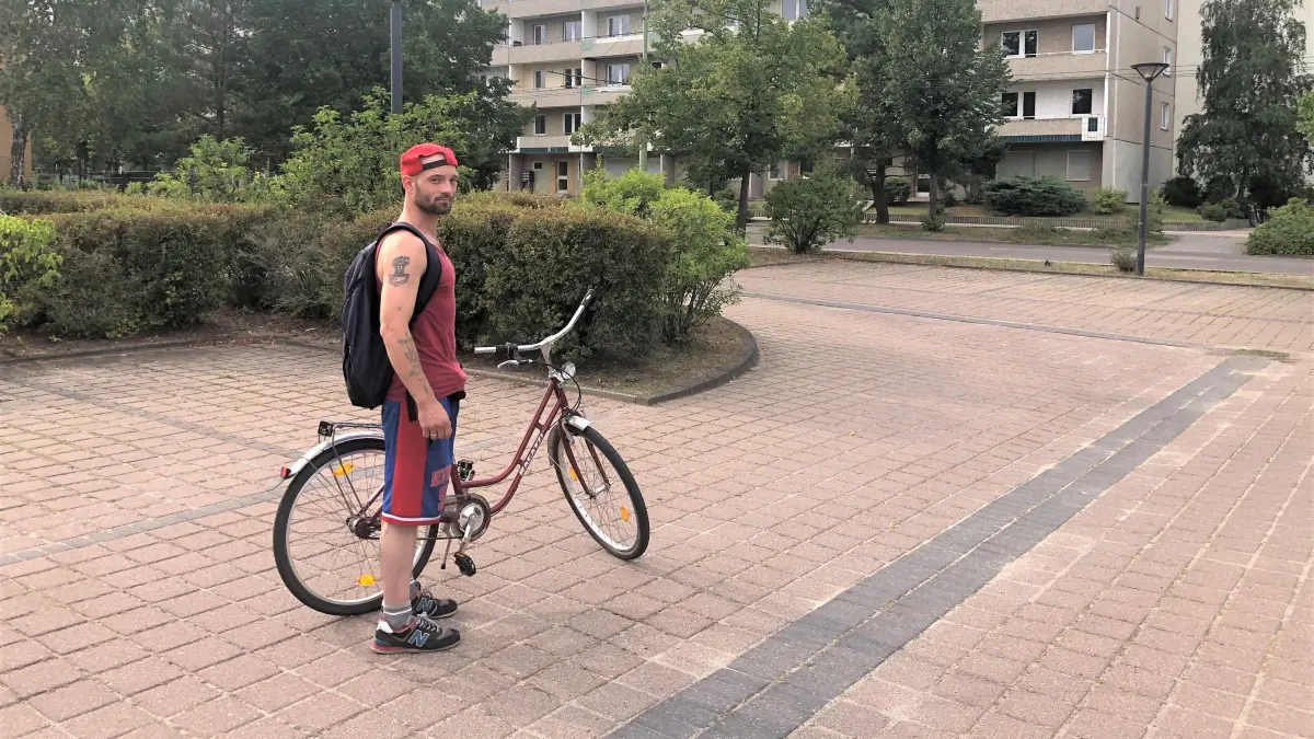 Im Brandenburgischen Viertel verwurzelt: Patrick Puls, lange Zeit wohl Eberswaldes bekanntester Obdachloser, ist mit dem Fahrrad in seinem Wohngebiet unterwegs. Hier steht er auf dem Parkplatz an der Potsdamer Allee und ist eigentlich auf dem Weg zu einem Kumpel.