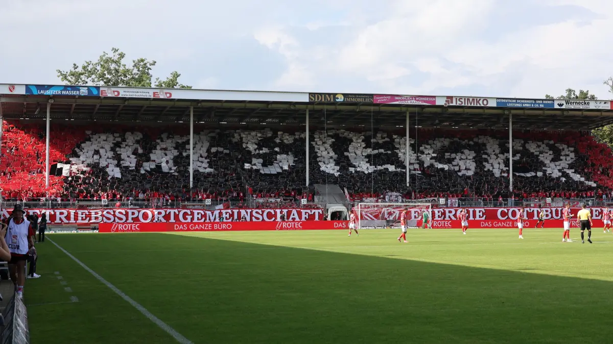 Fussball 3. Liga 2024/2025 FC Energie Cottbus - DSC Arminia Bielefeld: Choreografie der Energiefans
