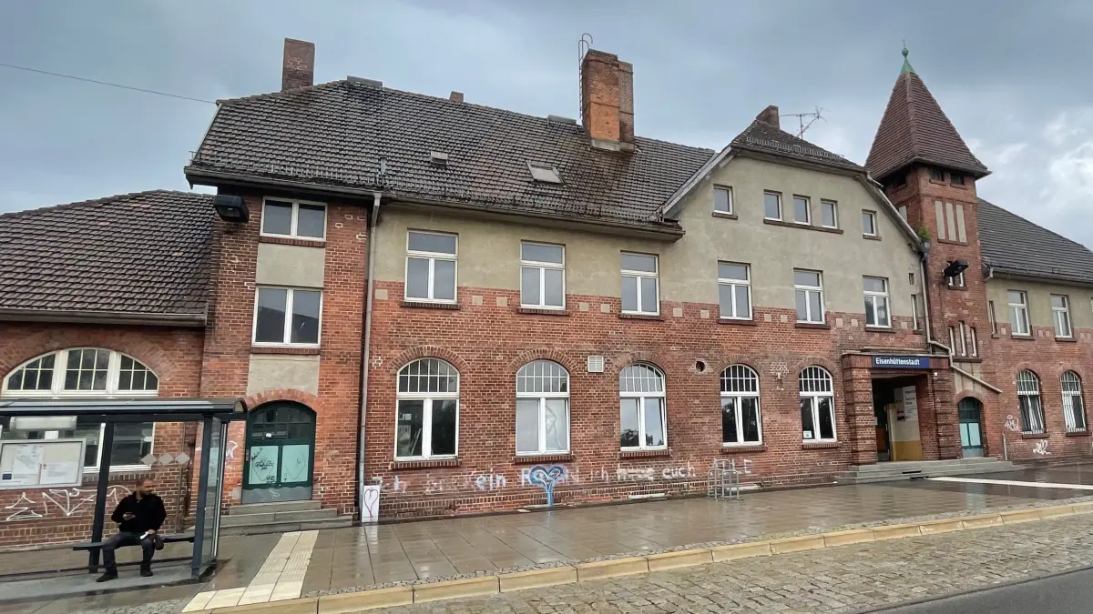 Das Bahnhofsgebäude in Eisenhüttenstadt stand viele Jahre größtenteils leer. Eine Sanierung ist sehr aufwendig.