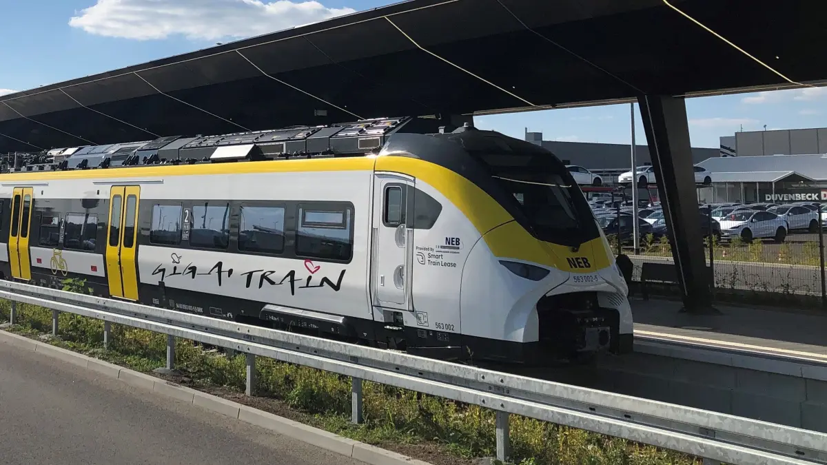 Tesla-Shuttle an der Gigafactory in Grünheide. Der Elektrozug vom Typ Siemens soll das erste Mal regulär am 7. August von Erkner zur Fabrik-Station "Tesla Süd" fahren.