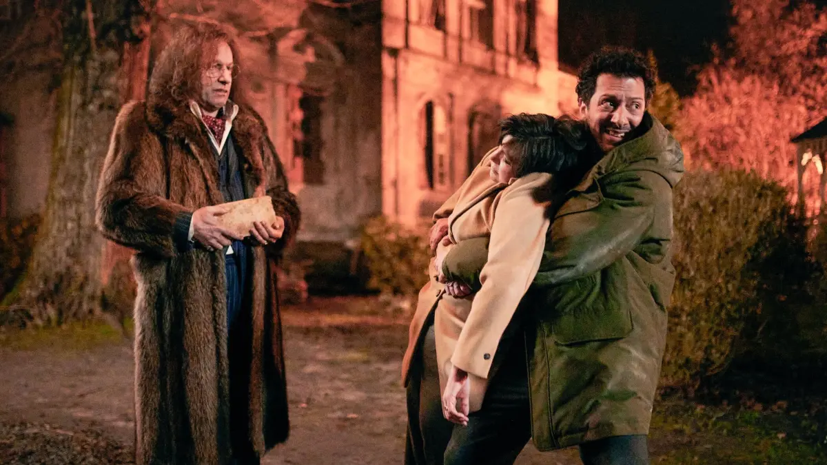 Rocko Schamoni und Fahri Yardim in „Der Upir“: Titel: Der Upir; Staffel: 1; Folge: 1; Person: Rocko Schamoni; Stephanie Petrowitz; Fahri Yardim; Copyright: Seven.One/Christoph Köstlin; Fotograf: Christoph Köstlin; Bildredakteur: Clarissa Schreiner; Dateiname: 3015564.jpg; Rechtehinweis: Dieses Bild darf bis eine Woche nach Ausstrahlung honorarfrei fuer redaktionelle Zwecke und nur im Rahmen der Programmankuendigung verwendet werden. Spaetere Veroeffentlichungen sind nur nach Ruecksprache und ausdruecklicher Genehmigung der Seven.One Entertainment Group GmbH moeglich. Nicht fuer EPG! Verwendung nur mit vollstaendigem Copyrightvermerk. Das Foto darf nicht veraendert, bearbeitet und nur im Ganzen verwendet werden. Es darf nicht archiviert werden. Es darf nicht an Dritte weitergeleitet werden. Aneinanderreihung/Zusammenlegung/Kopplung von Bildern zum Zweck der Erstellung von Slide-Shows o.ä. nicht gestattet; Verbindung/Einfügen/Anfügen von Werbung nicht gestattet. Bei Fragen: foto@seven.one Voraussetzung fuer die Verwendung dieser Programmdaten ist die Zustimmung zu den Allgemeinen Geschaeftsbedingungen der Presselounges der Sender der Seven.One Entertainment Group GmbH. / Weiterer Text über ots und www.presseportal.de/nr/134520 / Die Verwendung dieses Bildes für redaktionelle Zwecke ist unter Beachtung aller mitgeteilten Nutzungsbedingungen zulässig und dann auch honorarfrei. Veröffentlichung ausschließlich mit Bildrechte-Hinweis. Foto: Christoph Köstlin/Joyn/obs