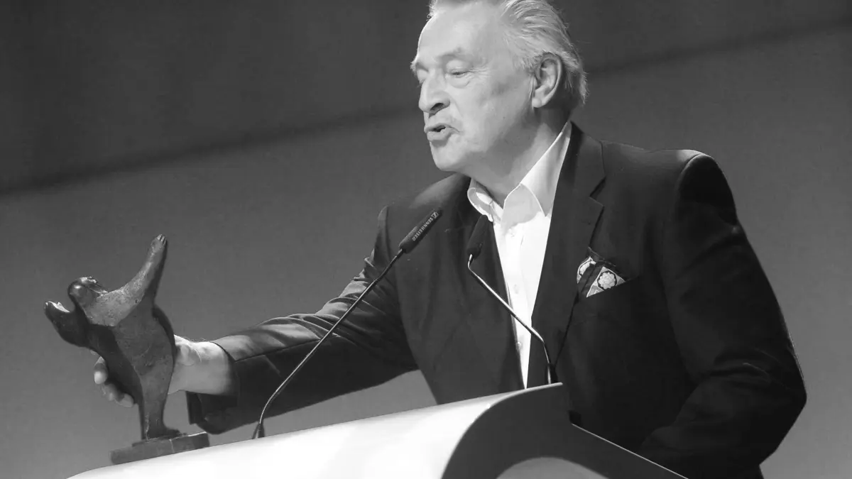 Rainer Brandt: ARCHIV - 19.01.2014, Berlin: ARCHIV - Rainer Brandt erhält am 20.01.2014 in Berlin den Kulturpreis der Boulevardzeitung BZ in der Kategorie «Synchron-Kunst». In Deutschland hat dieser Mann das Schauspieler-Duo Bud Spencer/Terence Hill mit seinen witzigen Sprüchen salonfähig gemacht\ Synchronautor Rainer Brandt. Foto\ Britta Pedersen/dpa +++(c) dpa - Bildfunk+++ (zu dpa: «Der Mann hinter Bud Spencer: Synchron-Legende Brandt ist tot») Foto: Britta Pedersen/dpa +++ dpa-Bildfunk +++