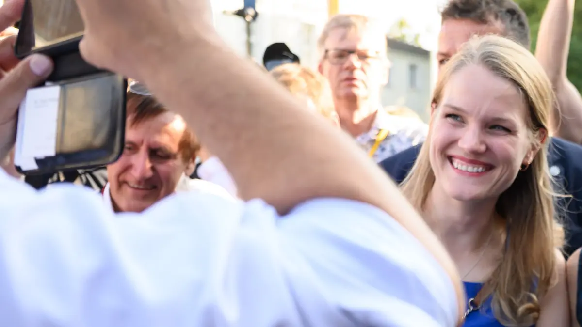 Bundespräsident Frank-Walter Steinmeier und seine Frau Elke Büdenbender lassen sich beim Bürgerfest von Bundespräsident Steinmeier im Park von Schloss Bellevue mit Gästen fotografieren. Mit dem Bürgerfest soll das ehrenamtliche Engagement in Deutschland gewürdigt werden. An zwei Tagen lädt das Staatsoberhaupt dazu ein, das breite gesellschaftliche Engagement in all seinen Facetten kennenzulernen und sich untereinander auszutauschen. Die diesjährigen Partnerländer des Bürgerfestes sind Thüringen und Tschechien. +++ dpa-Bildfunk +++