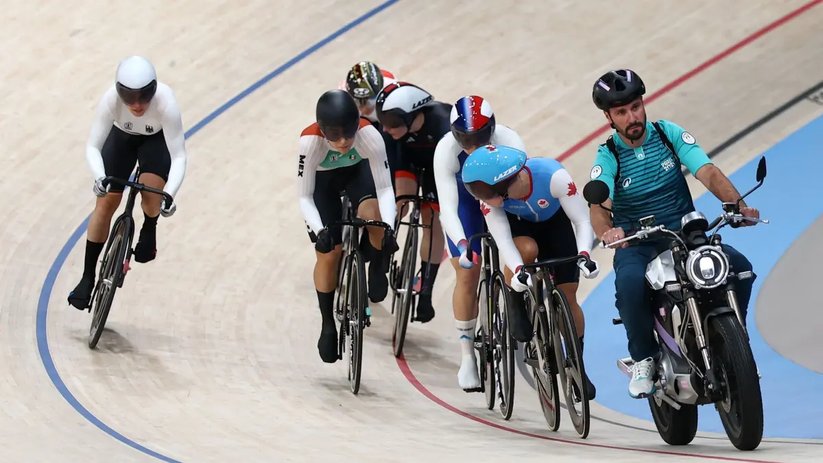 Paris 2024 - Radsport: 08.08.2024, Frankreich, Saint-Quentin-En-Yvelines: Olympia, Paris 2024, Radsport, Bahn, Keirin, Frauen, Viertelfinale, Deutschlands Emma Hinze (l) in Aktion. Foto: Jan Woitas/dpa +++ dpa-Bildfunk +++