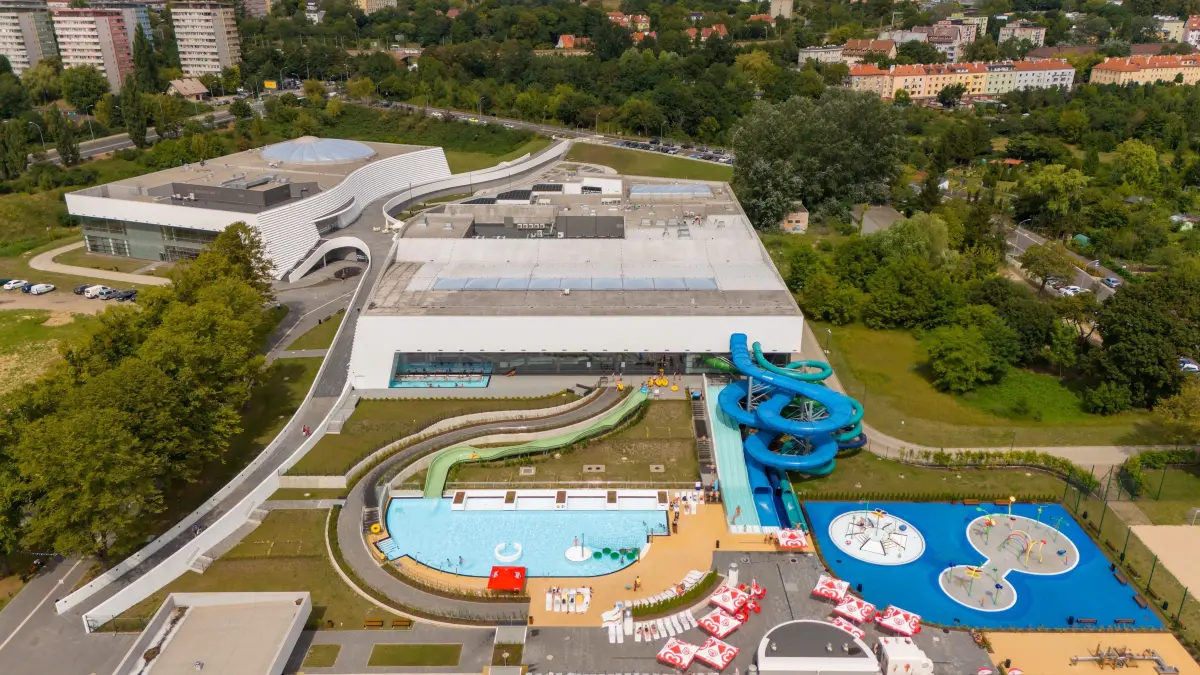 Die Wasserfabrik ist ein riesiger Schwimmbad- und Bildungskomplex, der im Zentrum von Stettin errichtet wurde. Ein Ausflug lohnt sich nicht nur in den Ferien.