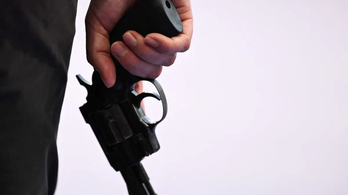An official holds a starting pistol during the women's 400m final of the athletics event at the Paris 2024 Olympic Games at Stade de France in Saint-Denis, north of Paris, on August 9, 2024. (Photo by Kirill KUDRYAVTSEV / AFP)