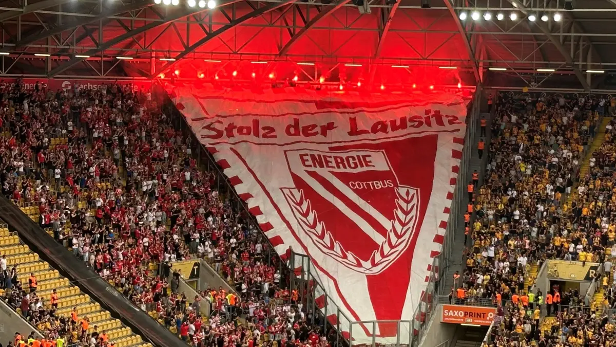 Die Choreografie der Fans von Energie Cottbus beim Spiel der 3. Liga gegen Dynamo Dresden.