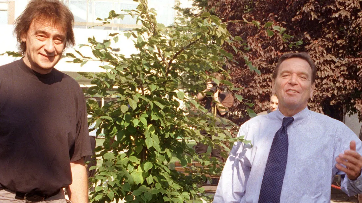 Bundeskanzler Gerhard Schröder (M) und die Puhdys-Sänger "Maschine" Dieter Birr (l) und "Quaster" Dieter Hertrampf präsentieren sich am Samstag (11.09.1999) im Garten des Kanzleramtes in Berlin den Fotografen. Zuvor hatten sie zusammen einen von der Ex-DDR-Kultband spendierten Baum gepflanzt. Dieser symbolische Akt bildete den Auftakt zum zweitägigen Kanzlerfest in der Hauptstadt. dpa/lbn +++ dpa-Bildfunk +++