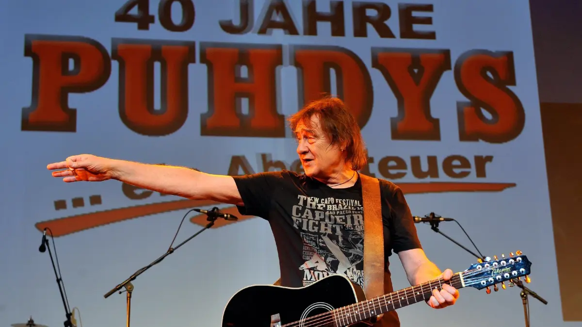 ARCHIV - Dieter "Maschine" Birr von den "Puhdys" singt in Berlin beim Auftaktkonzert der Jubiläumstour zum 40. Bühnenjubiläum der Puhdys (Archivfoto vom 01.01.2009). Der Frontmann und Sänger der erfolgreichsten ostdeutschen Band "Puhdys" wird am 18. März 65 Jahre alt. Foto: Gero Breloer dpa/lbn (zu Korr.-Bericht "60 Liegestütze und keine Zigarette: Puhdys-Sänger Dieter Birr wird 65" vom 12.03.2009) +++(c) dpa - Bildfunk+++