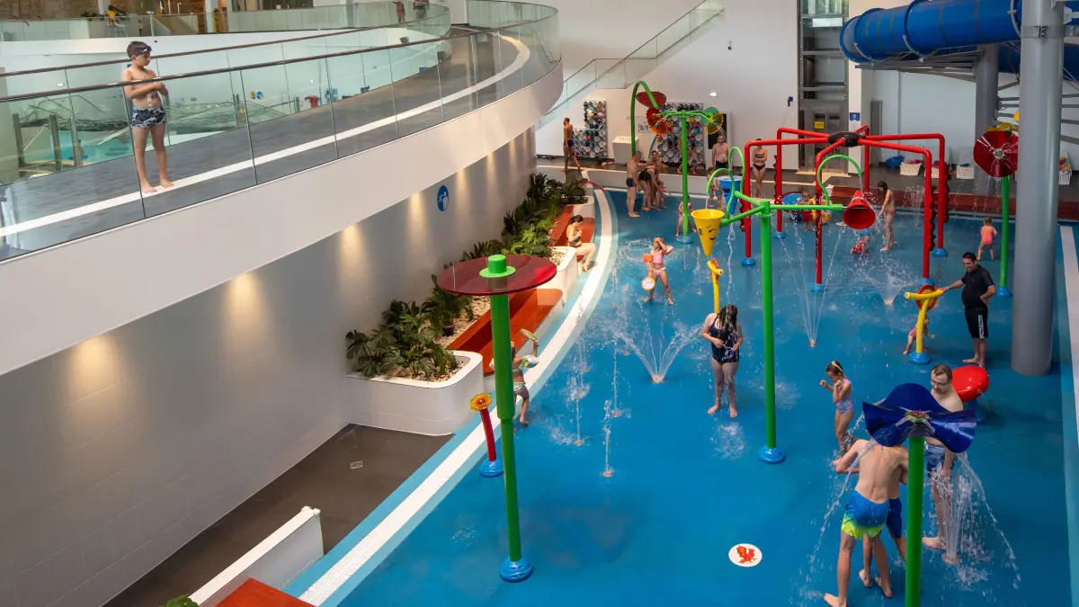 Die Wasserfabrik ist ein riesiger Schwimmbad- und Bildungskomplex, der im Zentrum von Stettin errichtet wurde. Ein Ausflug lohnt sich nicht nur in den Ferien.