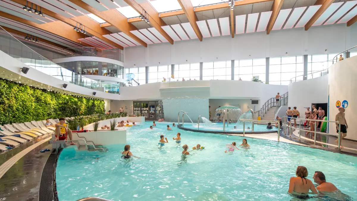 Die Wasserfabrik ist ein riesiger Schwimmbad- und Bildungskomplex, der im Zentrum von Stettin errichtet wurde. Ein Ausflug lohnt sich nicht nur in den Ferien.