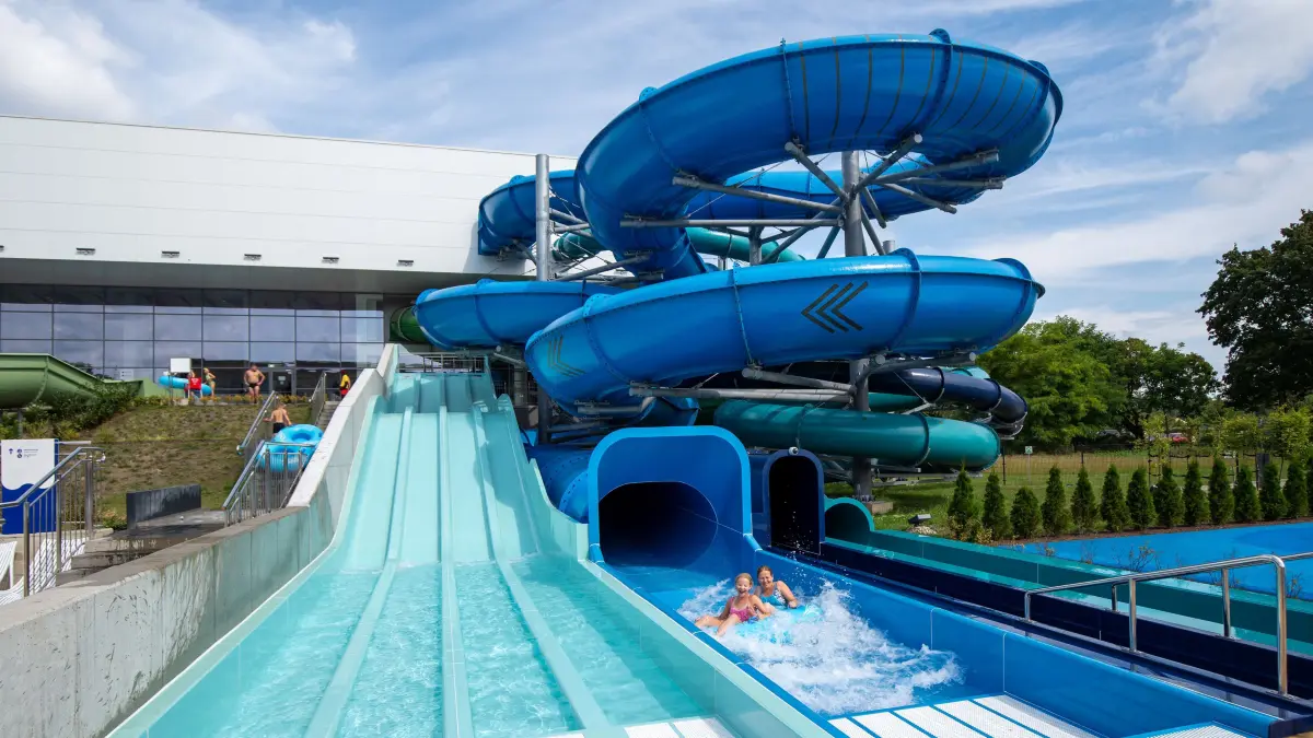 Freunde der Wasserrutschen kommen in der Fabryk Wody voll auf ihre Kosten.