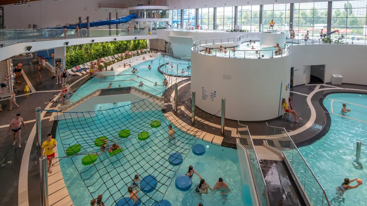 Die Wasserfabrik ist ein riesiger Schwimmbad- und Bildungskomplex, der im Zentrum von Stettin errichtet wurde. Ein Ausflug lohnt sich nicht nur in den Ferien.