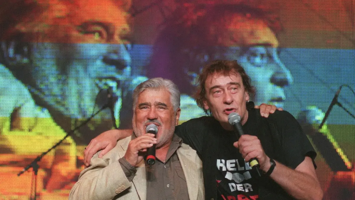 20.06.1999 Bildtext: Zum 3000. Konzert, das die ostdeutsche Rockband die 'Puhdys' in ihrer 30jährigen Musik-Geschichte gab, steht Sänger DIETER 'Maschine' BIRR (r) neben Mario Adorf Samstag nacht (19.06.1999) auf dem Podium in der Berliner Waldbühne. Adorf, der mit den Rock-Vätern im November in einem Fernsehfilm zu sehen sein wird, gab mit der Band den Titel 'Gigolo' zum Besten. Die fünfköpfige Band präsentierte ihre größten Hits vor rund 20.000 begeisterten Fans. ZB FUNKREGIO OST