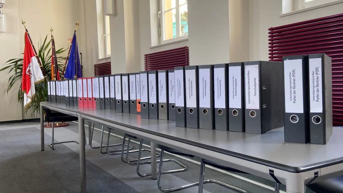 45 Ordner voller Unterschriften haben die Parteien beim Landeswahlleiter Brandenburg abgegeben. 2000 Unterschriften je Partei sind notwendig, um zur Wahl am 22. September zugelassen zu werden.
